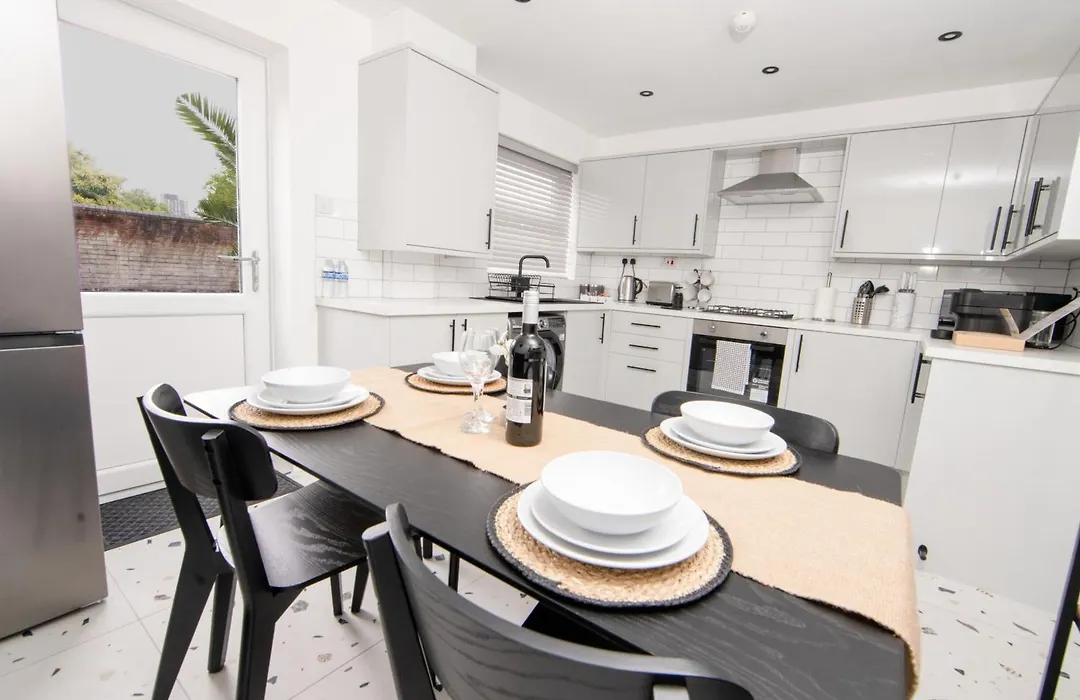 Beautiful Townhouse In Cardiff Bay-1
