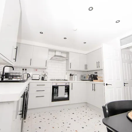 Beautiful Townhouse In Cardiff Bay-3